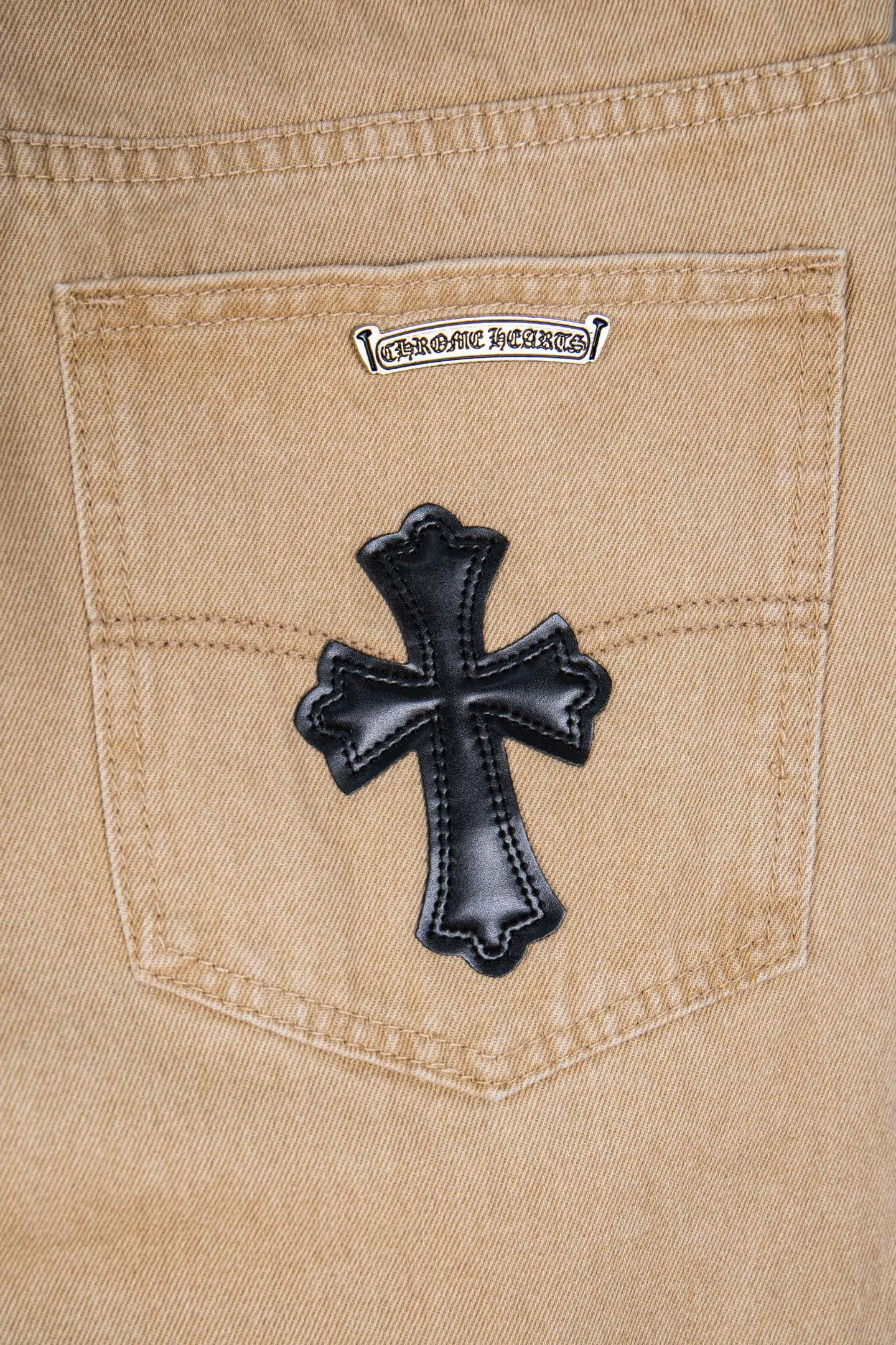 P260 top version CH Chromehearts Miami-limited black cross patch khaki jeans, counter price 34W level, patch cross pattern embellishment, washed jeans! ! An absolutely high-end luxury product, a 1.9W-level god-level single product, a super popular product, made by top heavy industry, a magic weapon that cannot be missed! [About Zangyin] This is an extremely luxurious fashion brand that can also be called the aristocracy of the high street. It has always been an exclusive brand for some hipsters or rich second generations. Compared with ordinary high streets, it is more luxurious and noble. Compared with luxury brands, it is more fashionable and individual. It has always been a brand that I have a special liking for. [Top heavy industry fashion design] Consistently high-street luxury style. Speaking of this style, the Zangyin family and GU family are definitely the leading representative brands. Especially the Zangyin family has really achieved a state-of-the-art effect in creating high-street style. The unique washed material is used to create this style. The color system is already quite eye-catching. After it is decorated with patchwork cross flowers, it cleverly highlights the charm of the brand. Secondly, this style uses classic The high-waist cutting design highlights the long legs and fashionable temperament of the upper body. The brand is highly recognizable and the slim fit configuration is more suitable for daily wear. It is a product that interprets personality, fashion, and specifications at a glance. This single product is enough to make any fan excited. It can be a white T-shirt for a youthful college style, or a tight suspender for a royal style. It has strong matching ability and can be easily controlled by men.  [Materials and craftsmanship] Needless to say, this point goes without saying. As an excellent craftsman brand, Zangyin’s requirements for details and craftsmanship are really perfect. The washed color of this model has gone through so many processes, not to mention the embellishment of denim appliques. It is also purely hand-made and sewn. Just like what they believe in, only hand-made things have soul and have the meaning of wear. A top-notch heavy-duty fashionable denim item, I look forward to your perfect interpretation! !  Color: Khaki Size: 28-34